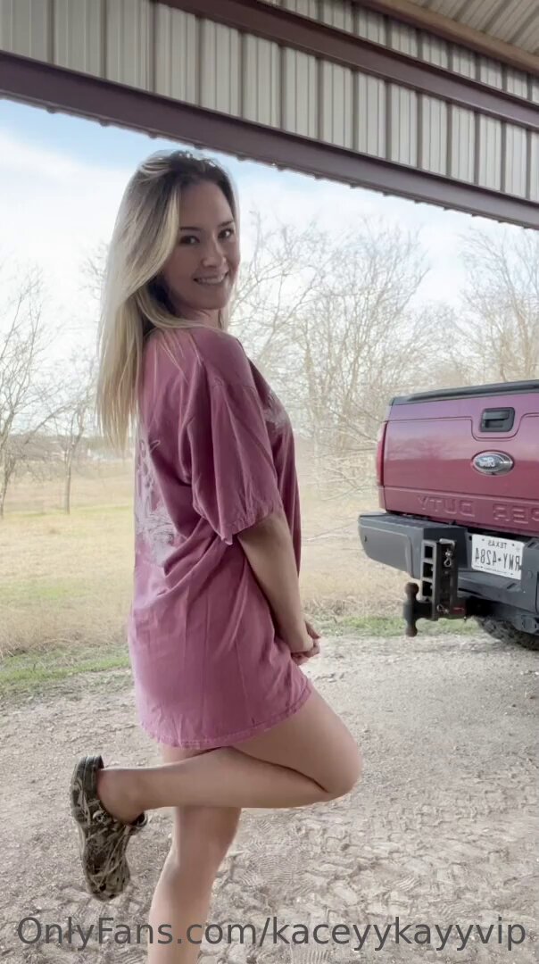 金髪ギャルがガレージでヒップを揺らす — 赤いビキニでワイルドに誘惑