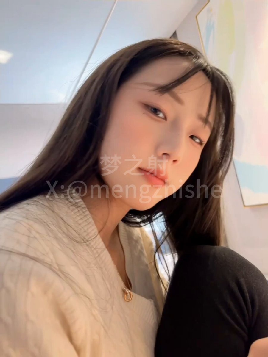 Hoje é Halloween, então convidei uma garotinha para ir ao cinema. Que filme? Definitivamente uma sala de cinema privativa, de preferência...