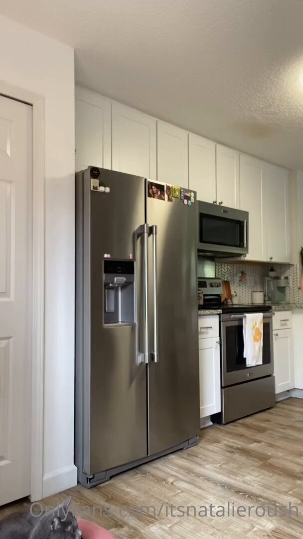 厨房翘臀辣妹Natalie热舞诱惑！丁字裤紧裹肥美大屁股狂摇