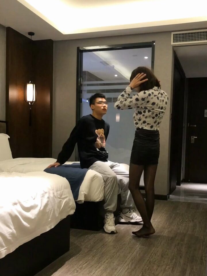酒店黑丝美女脚踩男友鸡巴！超诱惑足交play