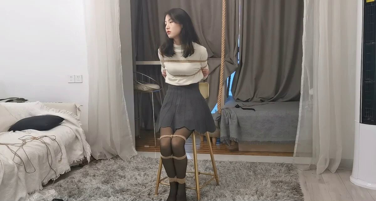 Oszałamiająco piękna dojrzała kobieta w czarnych pończochach, o wzroście 175 cm, doświadcza dreszczyku emocji związanego z niewolą i upok...