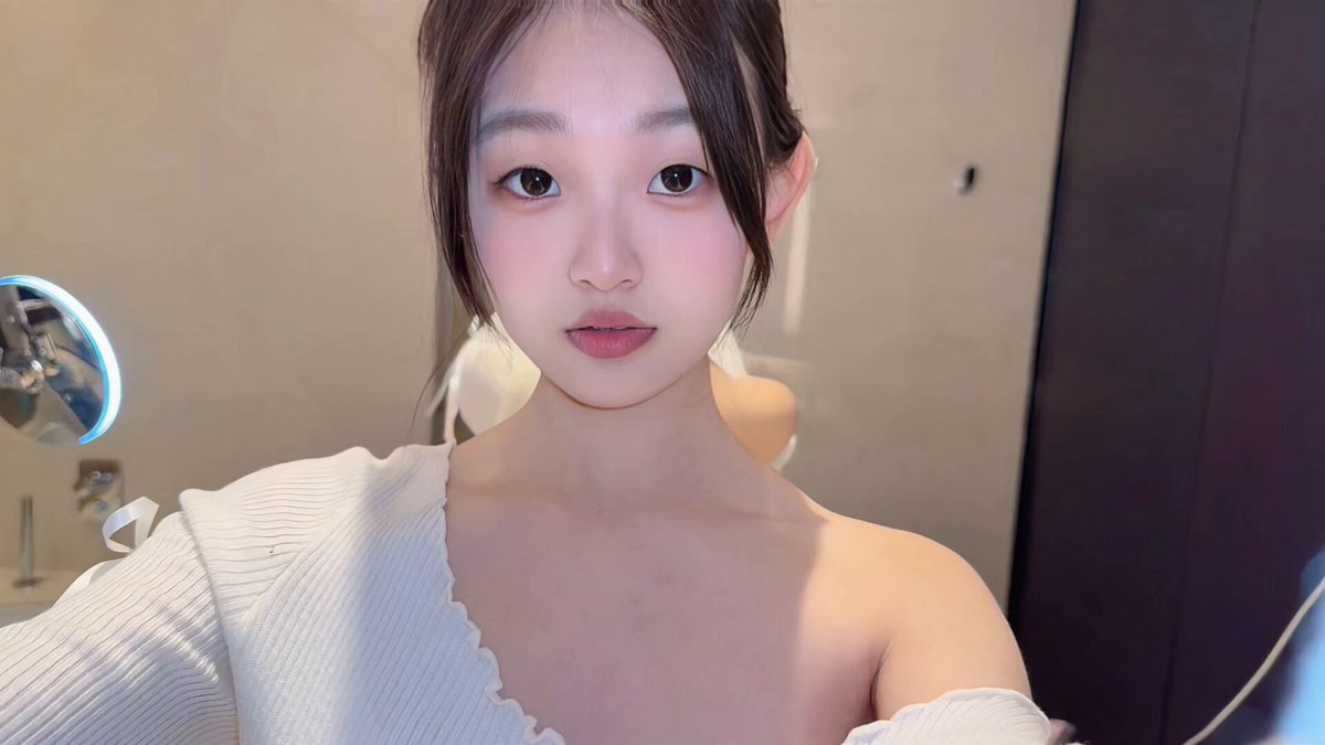 Pure-looking girl in the bathroom flashes her breasts in a selfie! Fair big boobs bouncing, irresistibly tempting