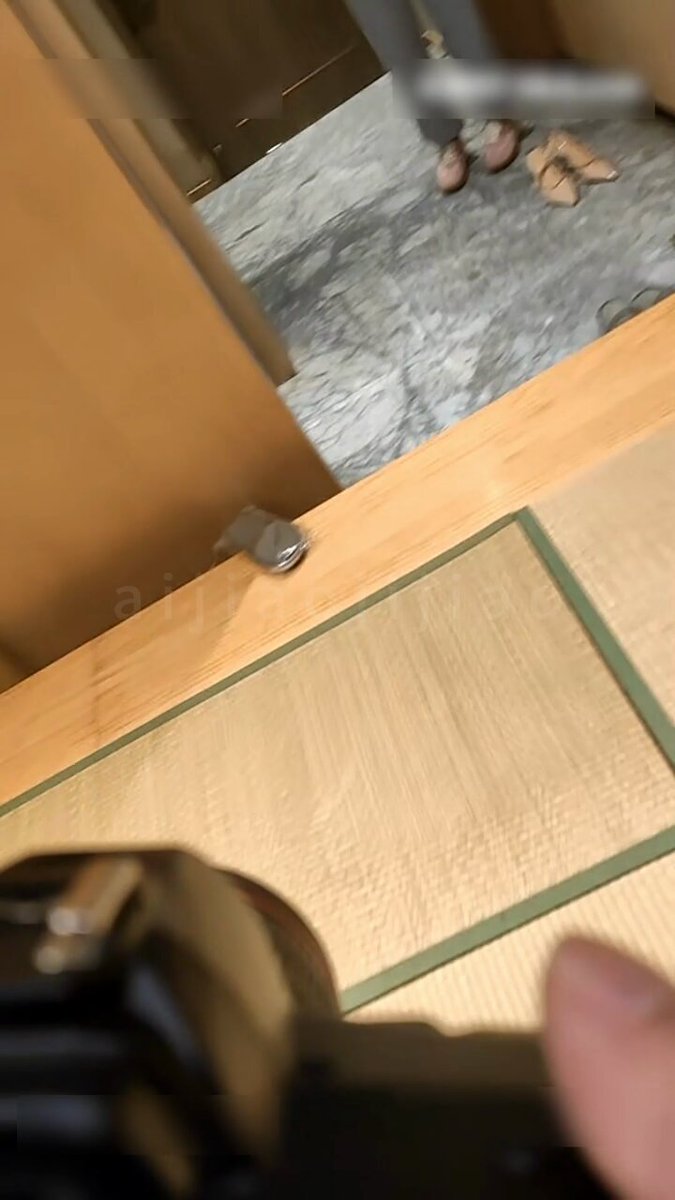 실제 사진작가가 호랑이 이빨을 가진 예쁜 초등학생 소녀에게 비밀 사진 촬영을 위해 치파오와 하이힐을 벗게 하는 장치를 사용했는데, 결국... (...