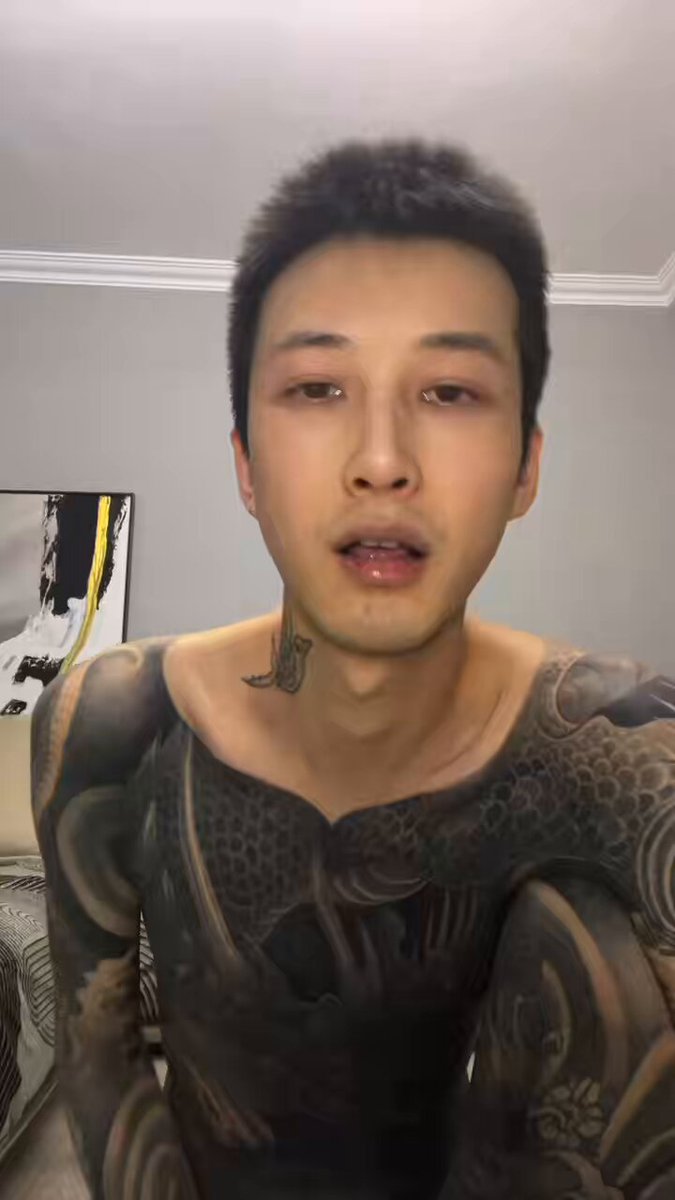 最近很火的某音网红 何凯龙 鸡巴粗大大直吊 通体大纹身和绵羊脸真的反差太强烈... 