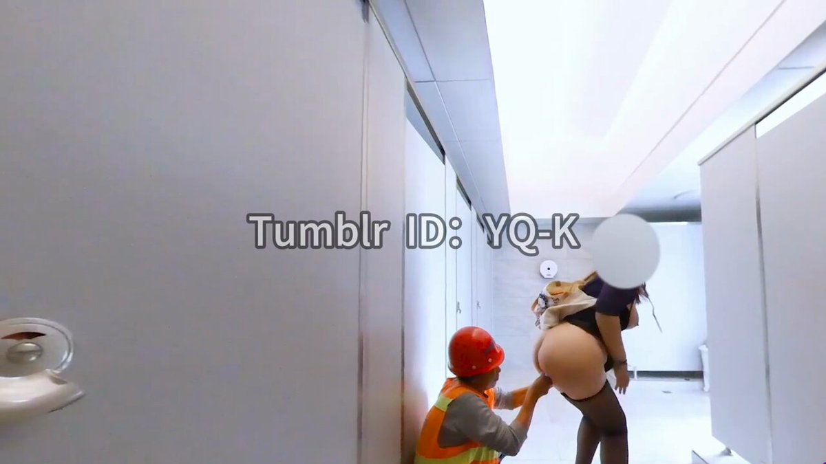 #YQK #露出 #勾引 #人前露出 路边公厕勾引大叔玩逼逼，上来就开始玩，进来人也一点都不顾及，给我弄得真是有点受不了。。。。最后内射了💦

  