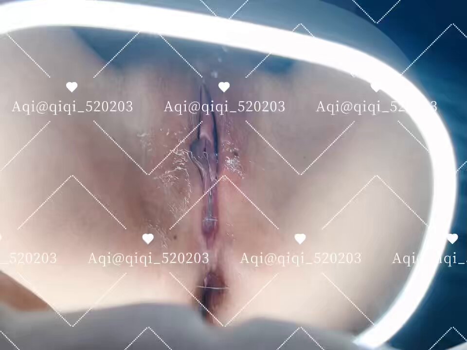 骚逼大开灌满矿泉水高潮喷汁！极致自慰秀