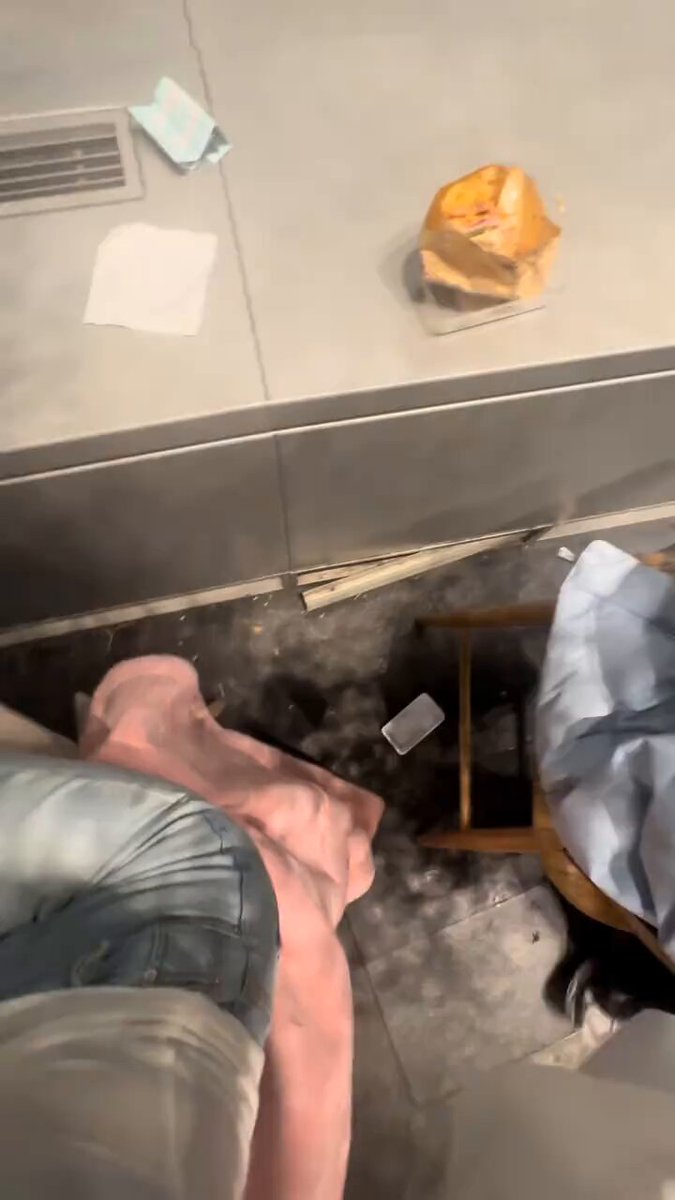 浴室のエロ女、ズボンを脱いでおまんこを晒し自家発で絶頂！ホテル窓際の夜景で激しく突きまくりおまんこ汁が噴き出す123av.fun