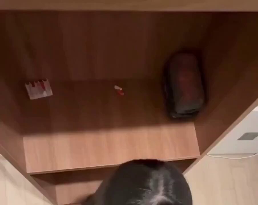 ホテルのクローゼットにバイアグラ隠し！黒髪の巻き髪美女が誘惑、始める準備は？