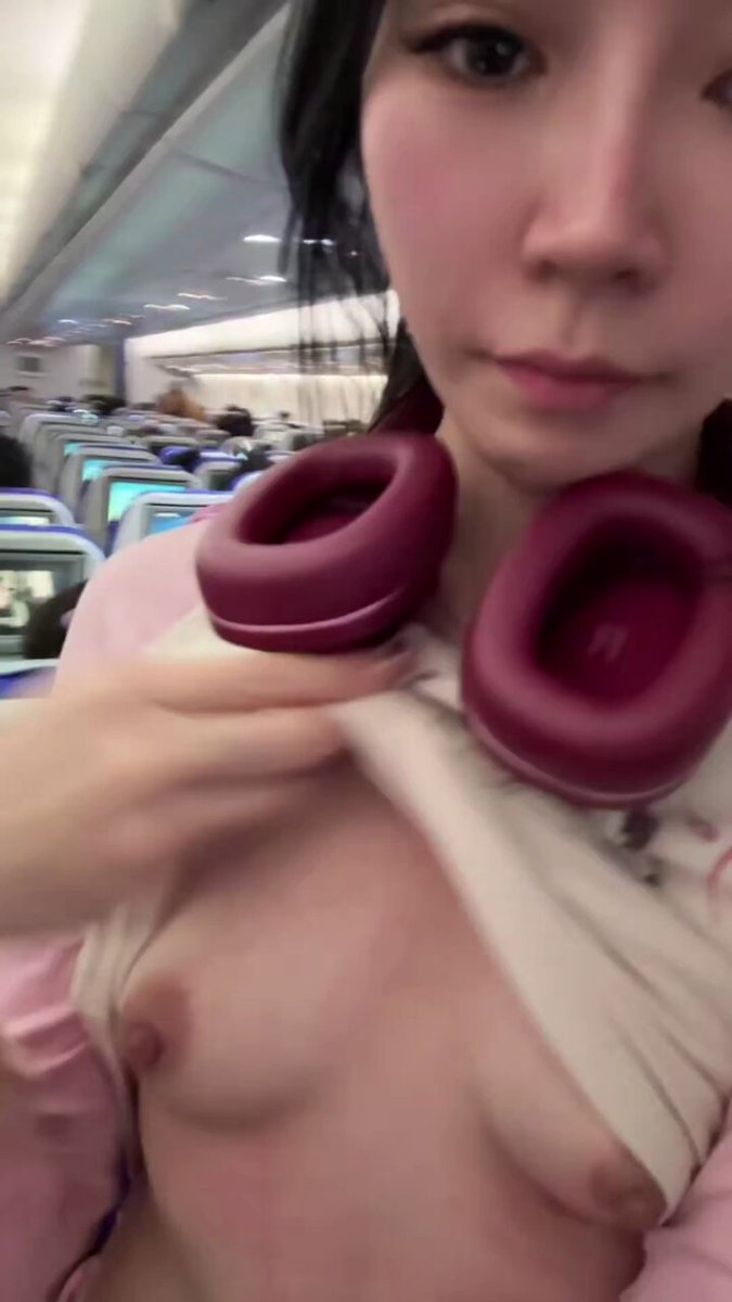飞机上大胆露乳！黑发美女拉开衣服炫美乳诱惑全场
