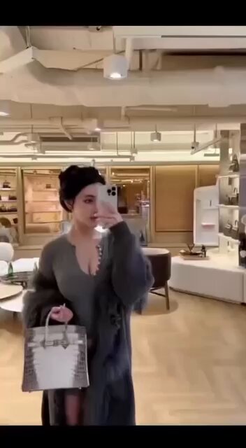 奢侈品店豪乳美女自拍露腿！深V毛衣诱惑大奶晃荡
