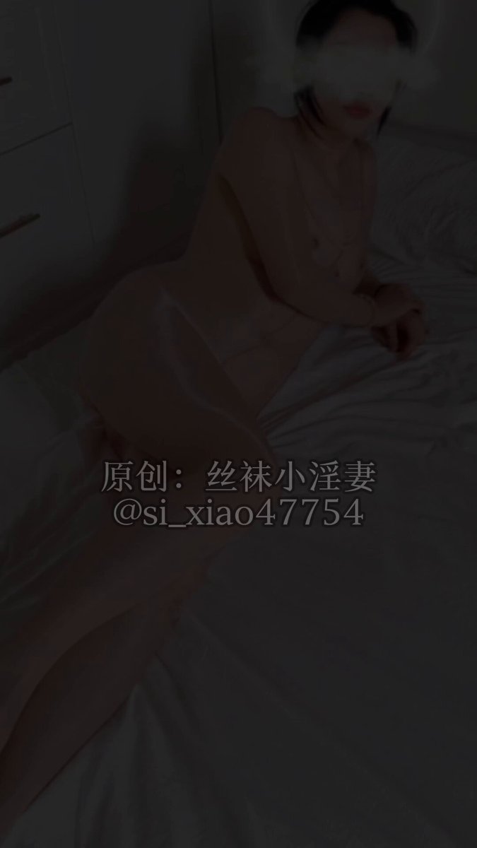 चमकदार मांसल स्टॉकिंग्स के साथ बॉडीसूट में सेक्सी पत्नी, पैर की मालिश
 

 