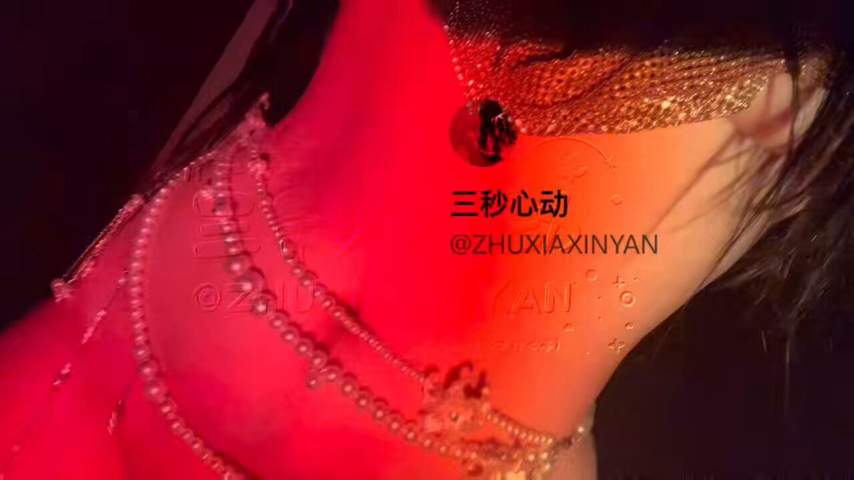 朱婧怡深V性感脖颈 珠链缠绕诱惑爆乳摇曳