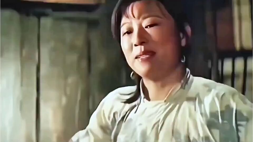 古装熟女狱中媚笑诱惑 湿润红唇张开求肏