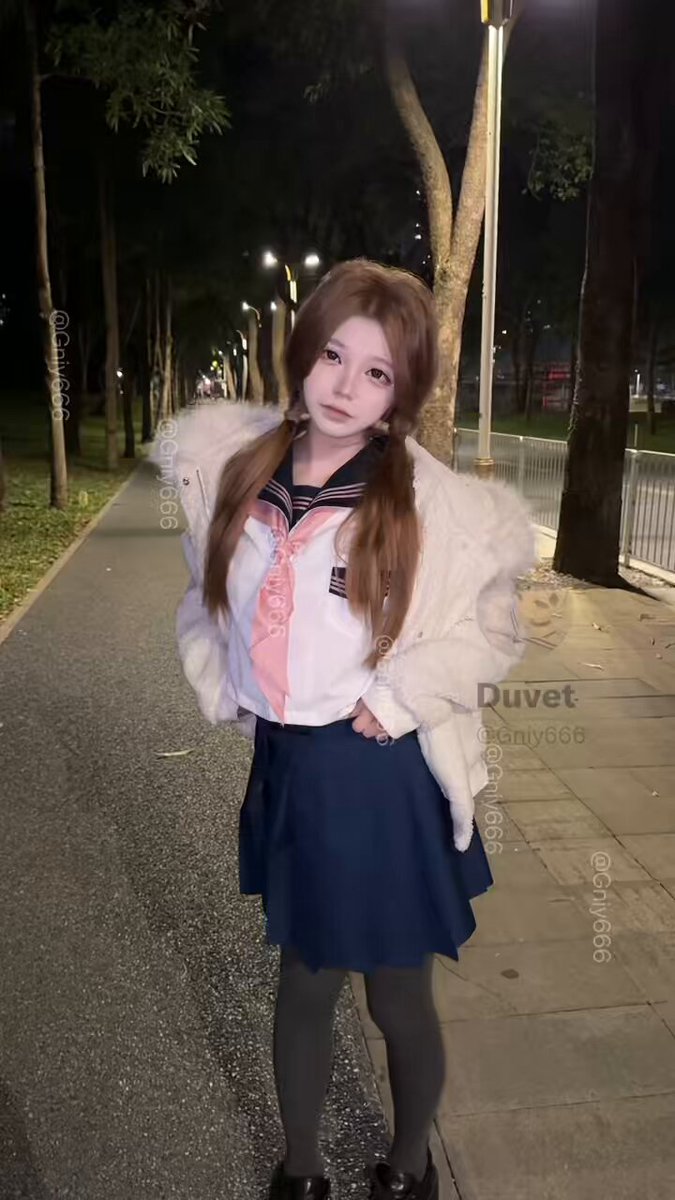 少萝且露出666
#露出 #骚逼 #小狗调教 

 
 
 
 