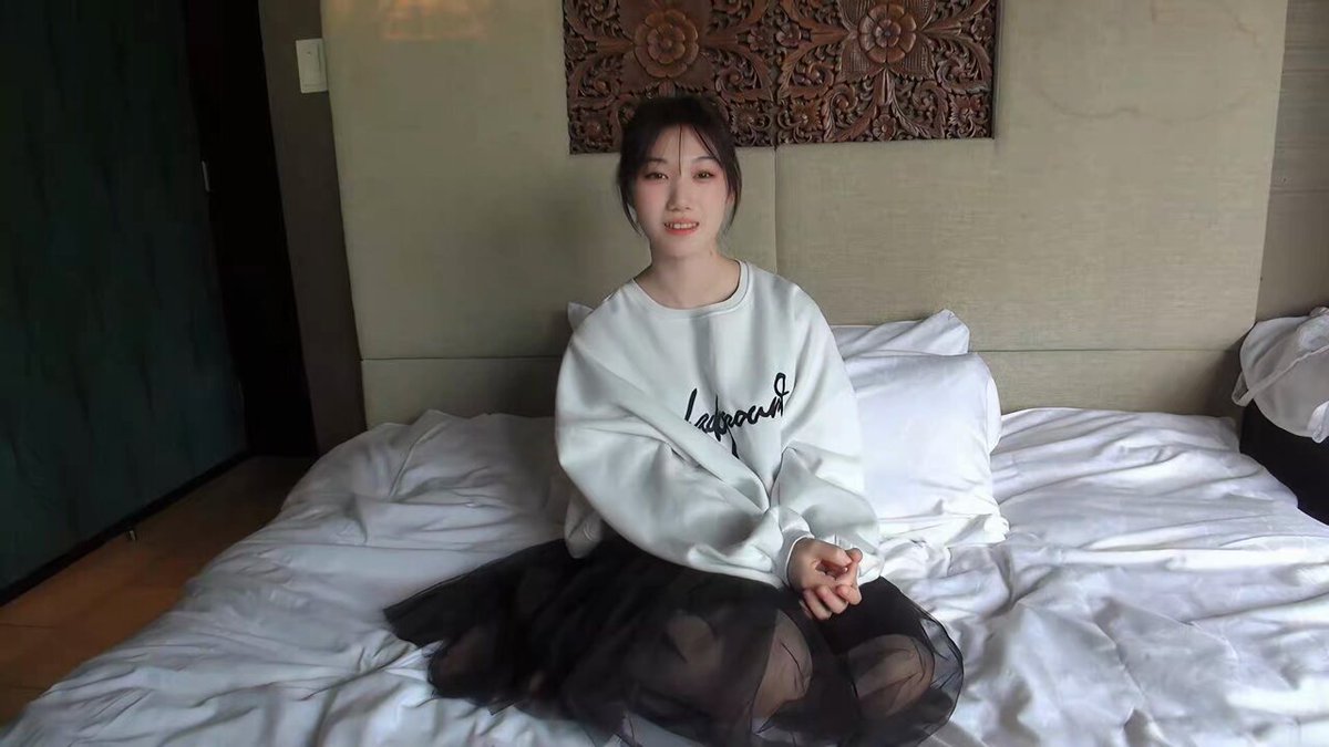 Essa pequena expressão, embora tão discreta, transmite uma sensação incrivelmente satisfatória! Eu realmente adoro, uma xoxota tão macia ...