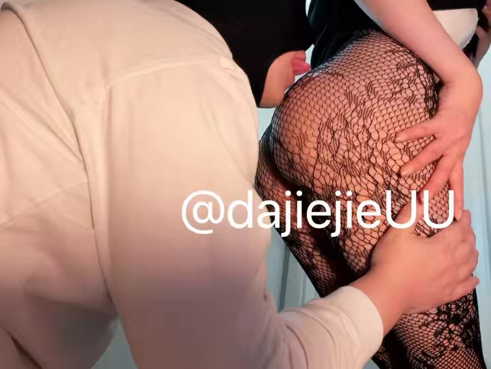 黒ストの誘惑！お姉さんの爆乳でプリッとしたお尻を力強く揉まれる