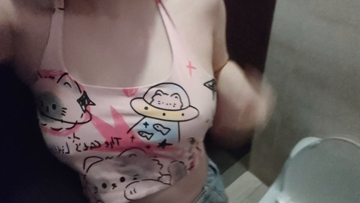 浴室で脱いで乳首を露出！かわいいエイリアン柄トップの下で豊満な巨乳が揺れる