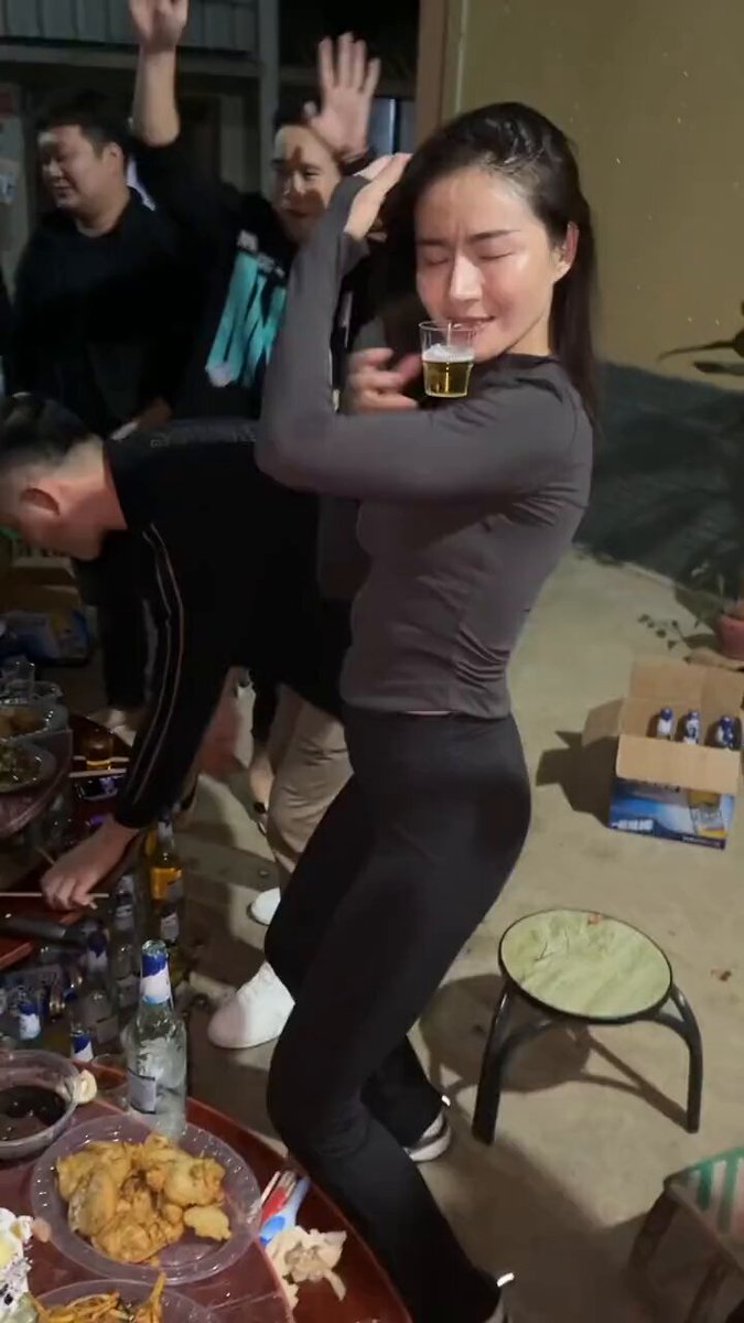 户外烧烤趴体辣妹酒后狂欢扭臀喷酒超撩人