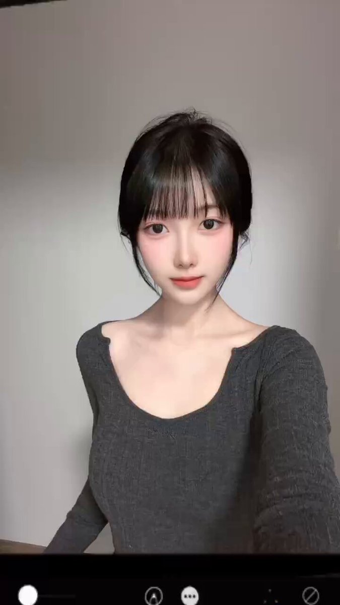 Una estudiante de último año de la Universidad de Medicina de Nanjing, de cabello corto y tez clara, trabaja a tiempo parcial. Mide 168 c...