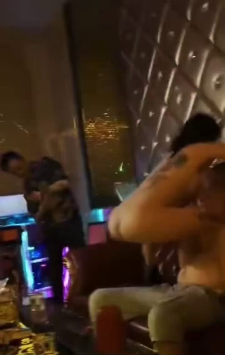 玩归玩，闹归闹，KTV里别拍照😂.

（ 