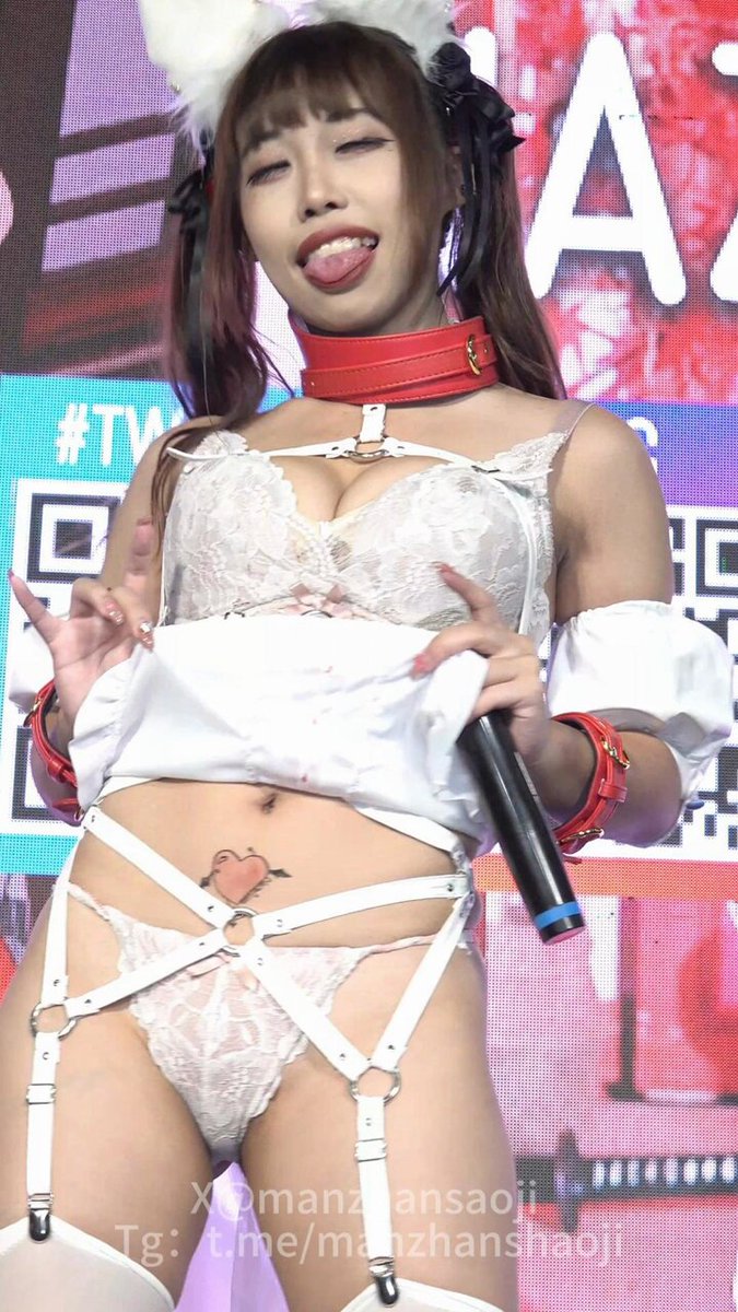 猫耳ナース誘惑！赤い首輪の爆乳ギャル、ステージで舌を出して胸を露出、激しく誘惑