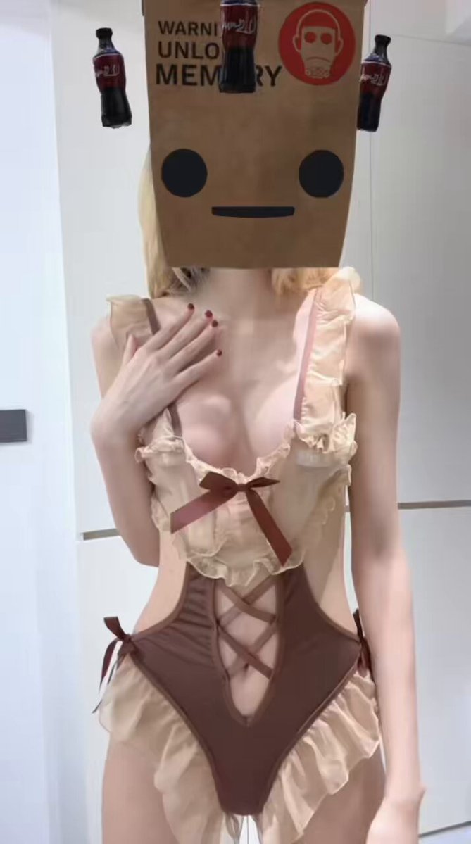 ダンボール頭の美女 セクシー下着誘惑ショー、巨乳ディープV＆股開き大披露 | 123av.fun