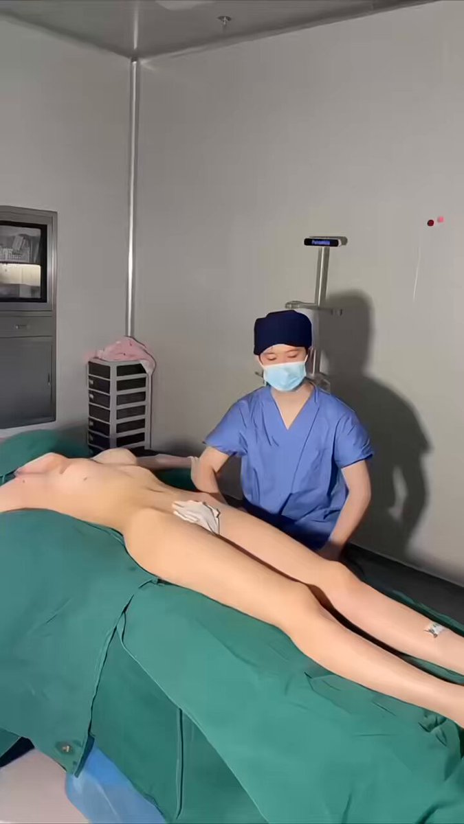 Female Doctor Toying with Nude Beauty's Long Legs on the Operating Table! 123av.fun Super-Stimulating Exam