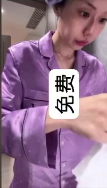 バスルームで滑らかな紫のシルクのローブを着た美女が誘惑、豊かな胸が半分露出して舐められるのを待つ