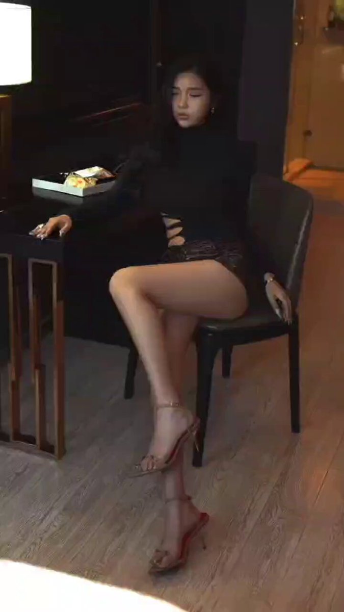 黒スト美女のオフィスでの脚組み誘惑 — ハイヒール美脚ショー 123av.fun