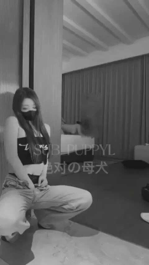 マスクをした長髪美女がホテルでひざまずき、ズボンを下ろして淫らな穴を露出して誘惑する