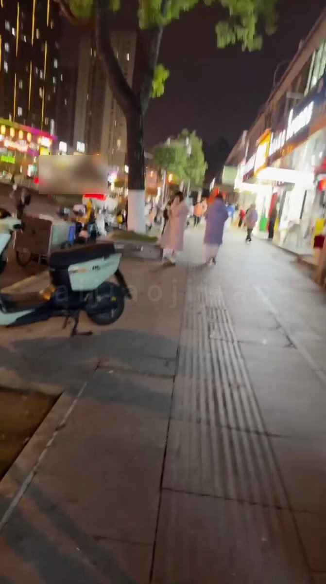 ศิลปินนักจีบสาวตัวจริงเดินเข้าไปหาหญิงสาวหน้าตาใสซื่อบริสุทธิ์ที่กำลังรอแฟนหนุ่มอยู่ข้างถนน พาเธอไปที่รถของเขา แล้วค่อยๆ ยั่วยวนเธอจนเขาเ...