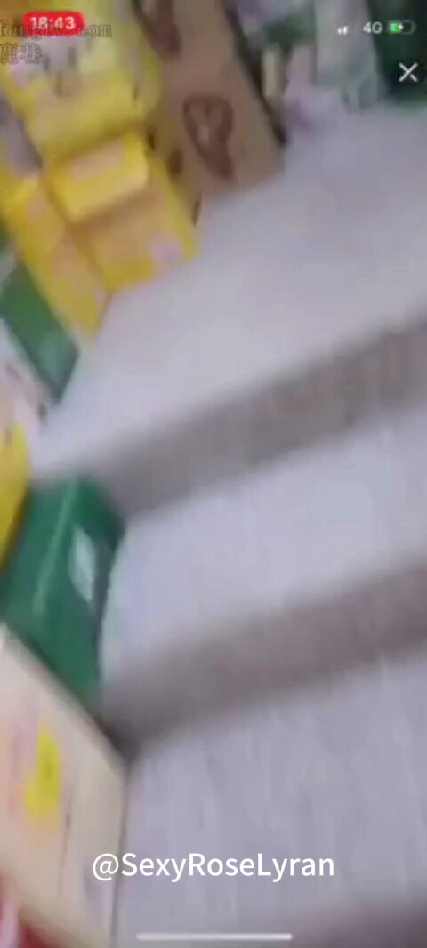 wataa Episode 2: Supermarkedeksponering, underkroppen min klør så mye, men det er for mange mennesker i supermarkedet, så jeg kan bare kl...