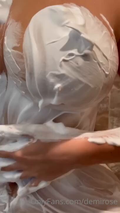 性感尤物满身泡沫涂抹巨乳翘臀浴室自摸秀！