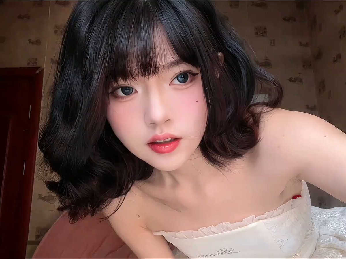 黑发萌妹婚纱诱惑！露肩大秀美乳翘臀超撩人