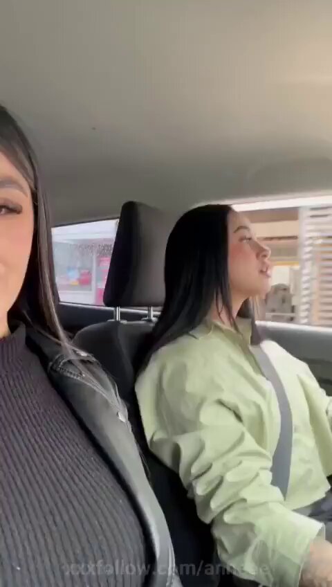 車内の爆乳ギャルが大胆にカーディガンを開ける——巨乳が揺れる誘惑の全裸ショー！