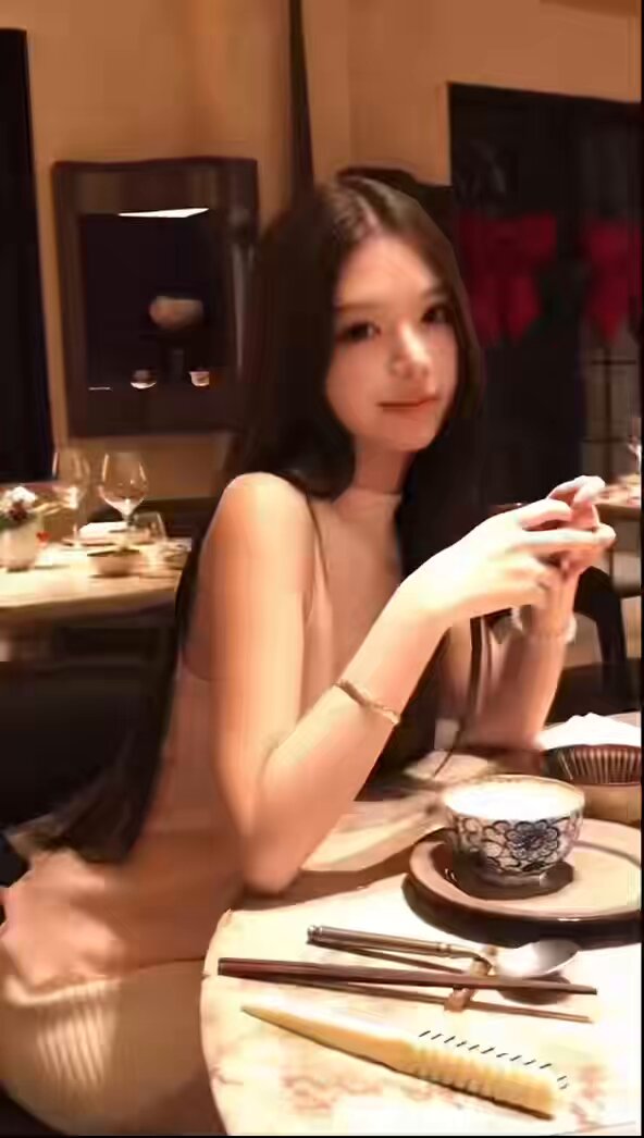 レストランで長い髪の美女が誘惑して食事。繊細な指で箸を弄り、とても色っぽい