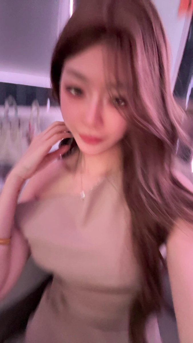 狐媚美女紧身裙拉开露巨乳诱惑自摸