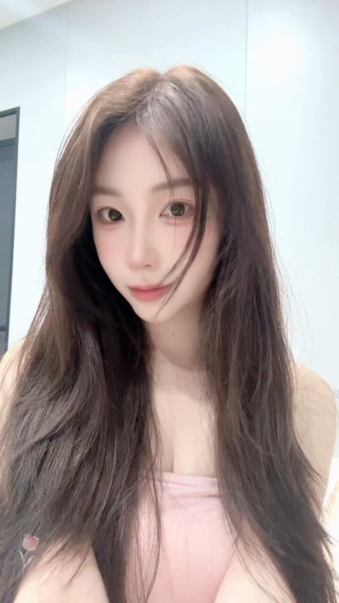 นักศึกษาสาวชาวเซี่ยงไฮ้คนหนึ่งกู้เงินมาซื้อ iPhone 17 แต่จ่ายไม่ไหว เธอถูกหลอกให้ไปเป็นเอสคอร์ต จู่ๆ &quot;พี่ใหญ่&quot; ก็จัดท่าทางให้เธ...