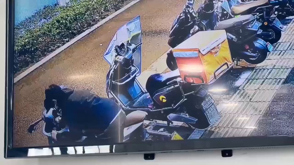 外送员摩托车摔倒导致露阴并发生不当性行为，监控视频记录