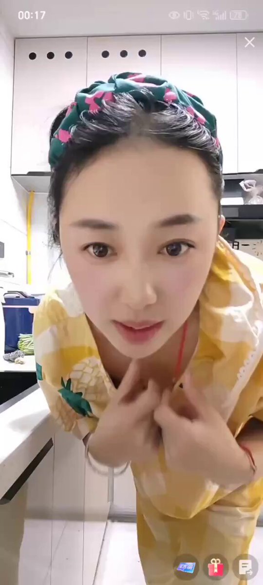 厨房尤物穿黄格子睡衣撩人自摸 绿头绳美女浪叫诱惑