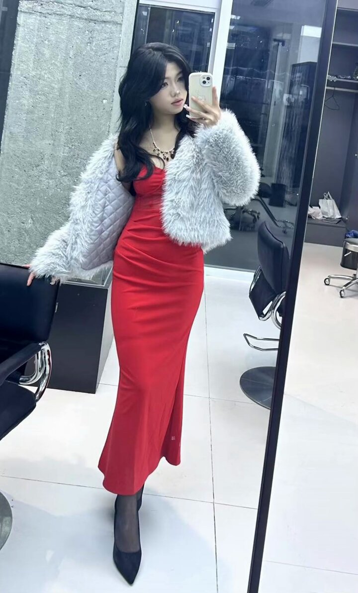 Un fotógrafo real utilizó un truco provocativo con un entrenador de billar en tacones altos y medias negras, revelando gradualmente su ro...