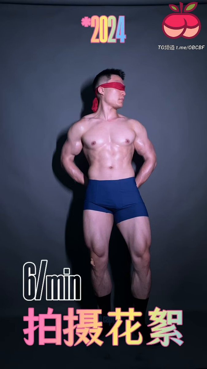 [La sesión de fotos desnuda del entrenador de béisbol tras bambalinas muestra sus músculos bien desarrollados y su pene particularmente g...