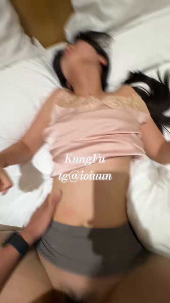 床上粉嫩美女被猛男手指狂抠骚穴高潮喷水