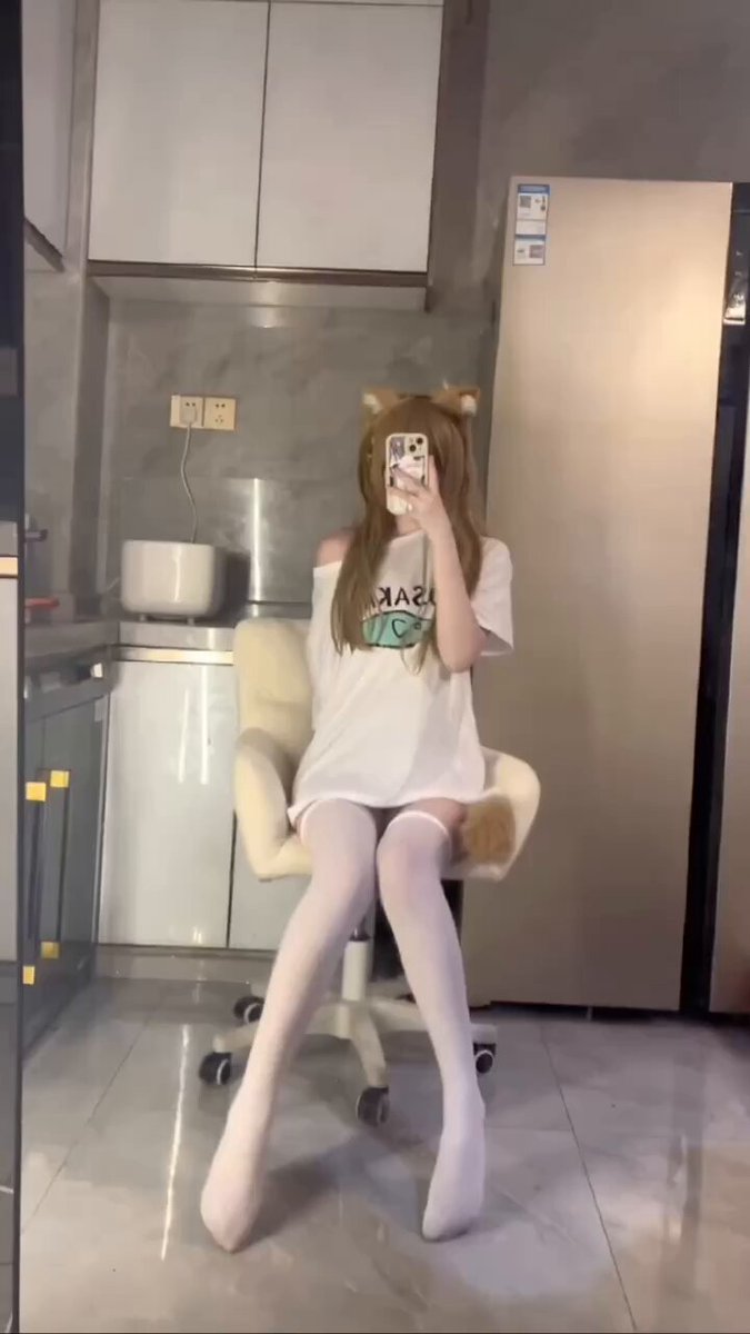 Kitchen Bunny Girl! White-Stocking Legs Show Off a Perky Butt in a Teasing Selfie