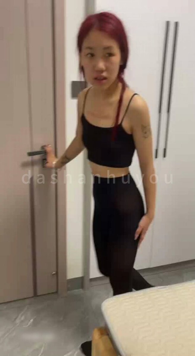 真实摄影师套路精神小妹私拍，一步步忽悠她越穿越少最后穿各种开档情趣衣调成骚母狗（主页有


 