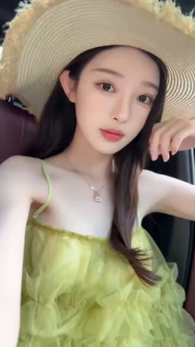 車内で緑のドレスの美女が麦わら帽子をかぶって誘惑の自撮り、巨乳がほのかに見える！