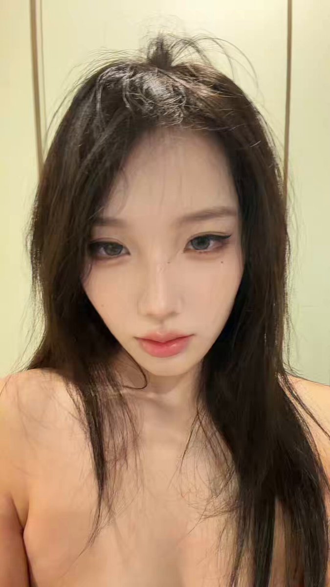 浴室で大胆な裸の自撮りを披露する狐目美女の巨乳セクシーショット！ピンクの乳首は勃起して超セクシー