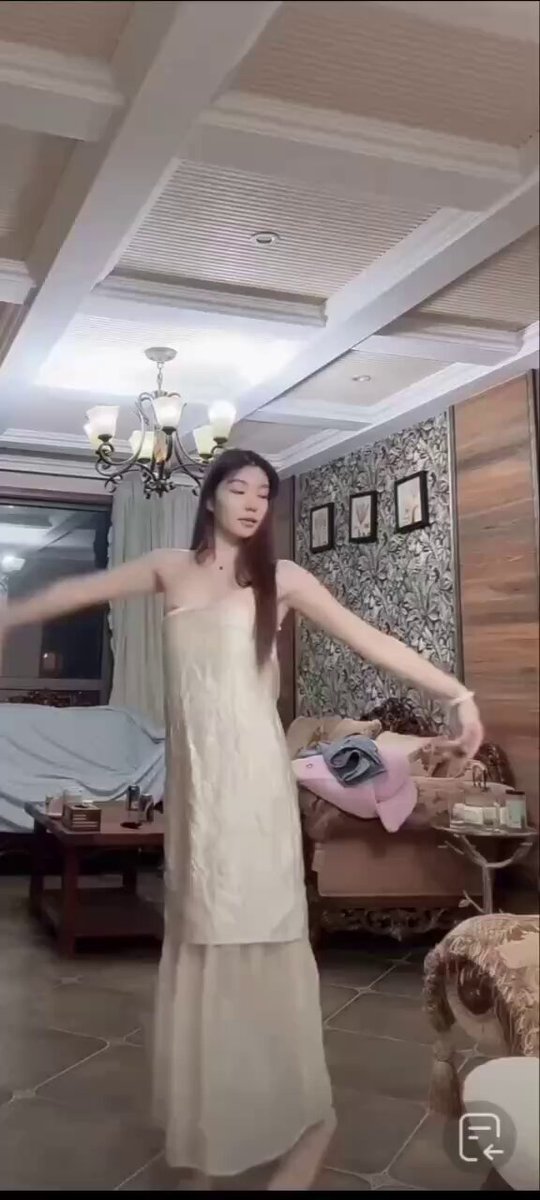 服がずり落ちている 
