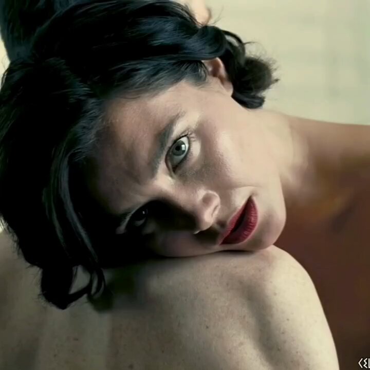 黒髪美女が椅子で乳房を露出して誘惑、ベッドでは野性的に騎乗して激しく掴む