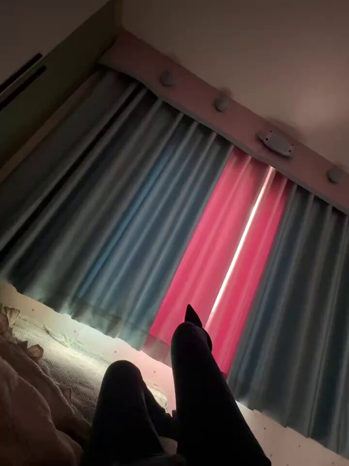 酒店窗边翘臀诱惑，黑丝美腿大开等待猛插